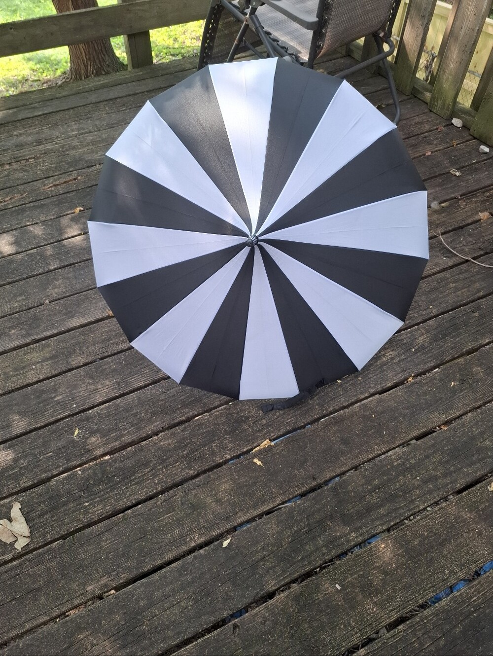 Classic Black and White Spiral Women's Umbrella - Elegant Rain Accessory - Picture 5 of 7